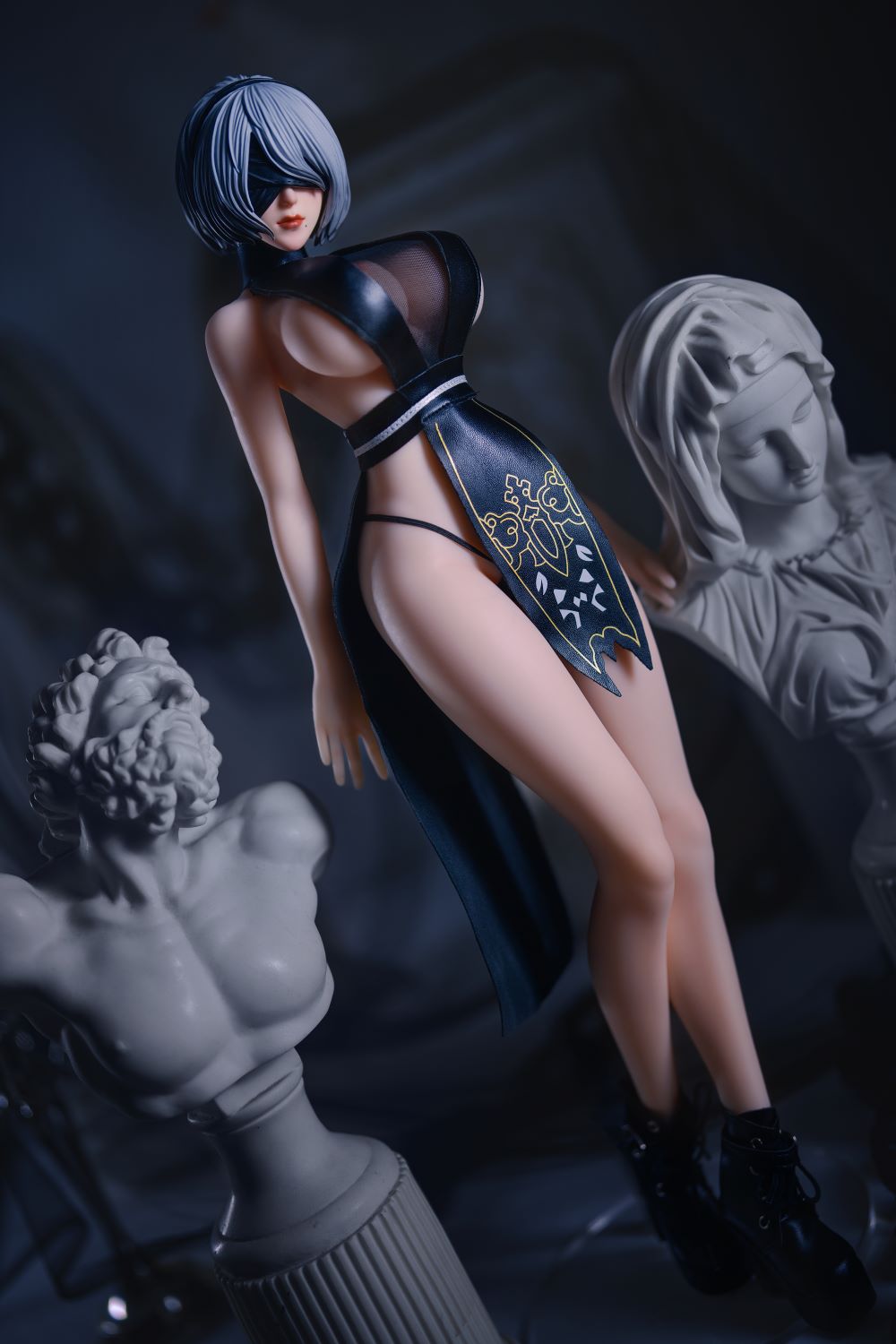 2b hentai sex doll of Nier Automata mini sex doll, in sexy costume standing between two status