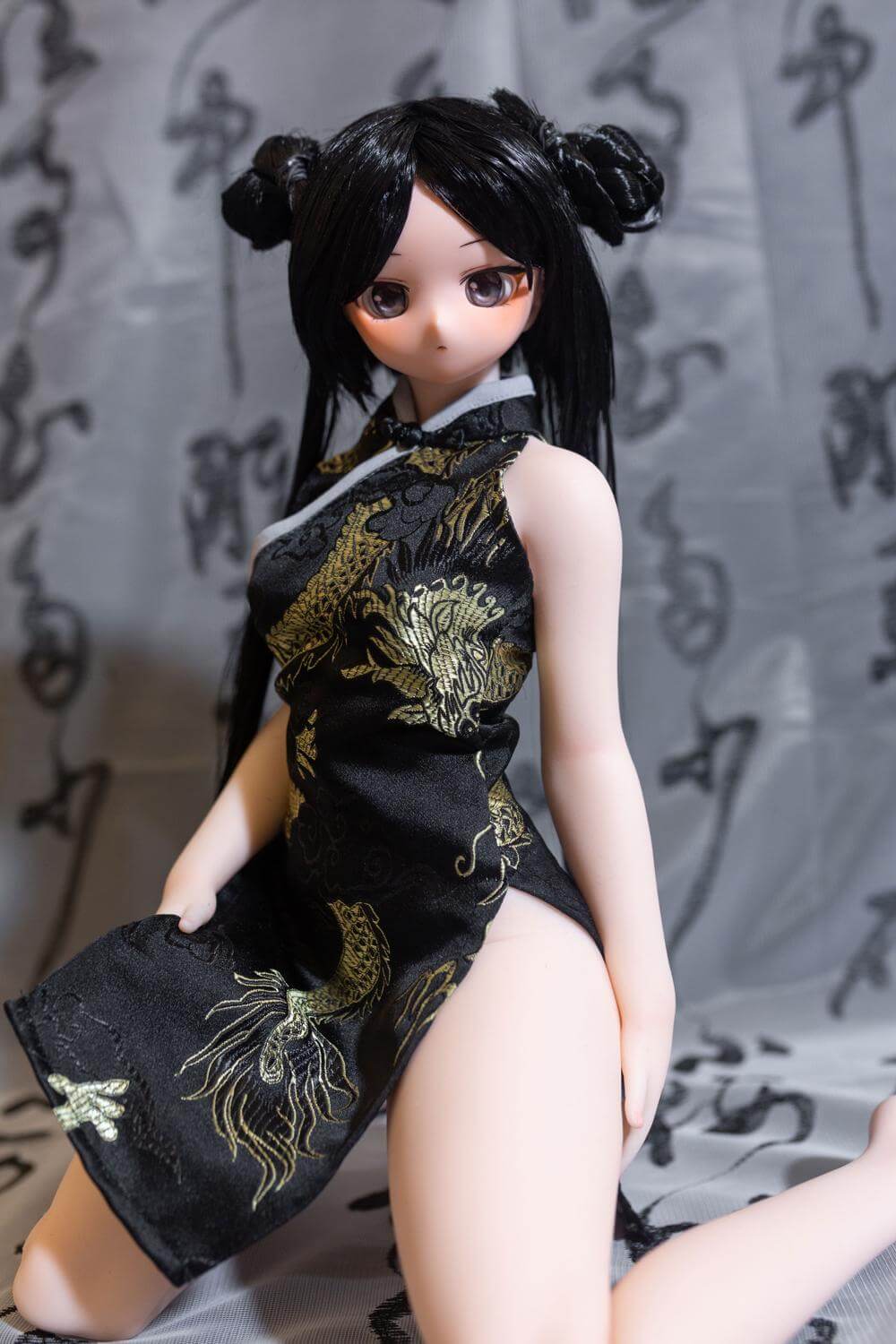 Cute Kisaki with a cold look sitting on the ground, showing her pale juicy thigh